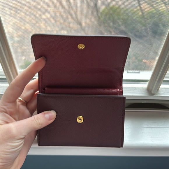 PRADA: Red Wallet Two Tone - Picture 4 of 9